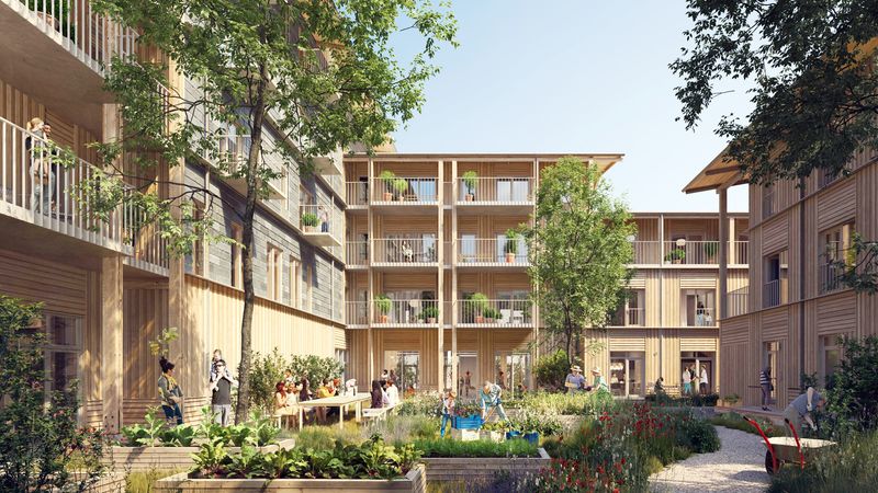 Ein moderner Wohnkomplex aus Holz mit mehreren Stockwerken und einem begrünten Innenhof.