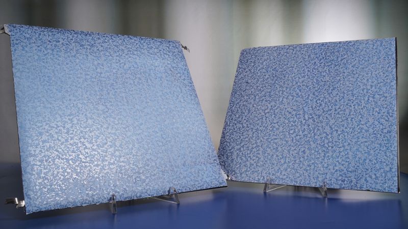 Zwei blaue Solarmodule auf einem blauen Hintergrund.