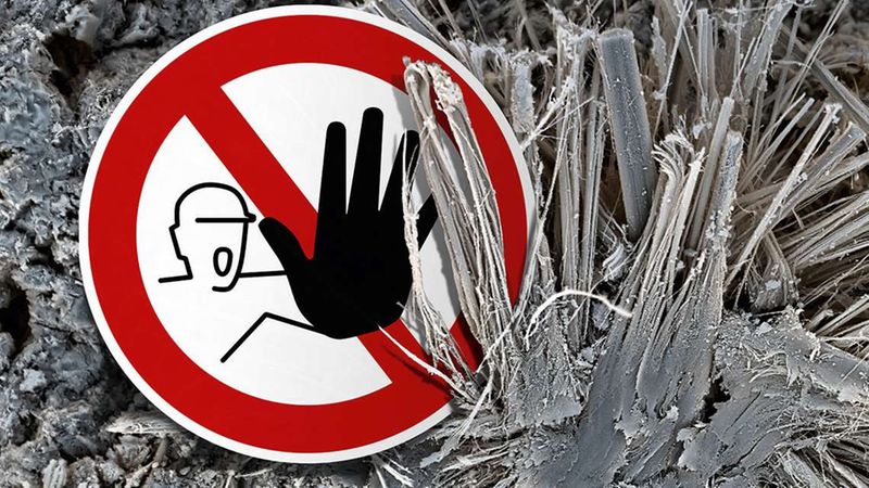 Das Bild zeigt ein Verbotsschild mit einem Handstopp-Symbol und einem Helm im Vordergrund, das vor einem Hintergrund mit Asbestfasern warnt.