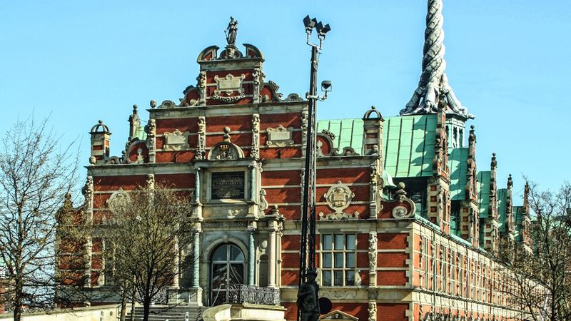 Ein beeindruckendes historisches Gebäude mit einem markanten Turm und verzierten Fassaden.