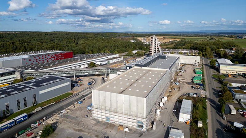 Luftaufnahme einer großen Industrieanlage mit mehreren Gebäuden und einem weitläufigen Gelände.