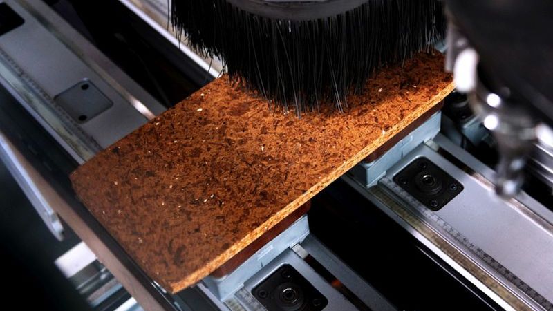 Eine CNC-Maschine bearbeitet eine Holzplatte mit Präzision.