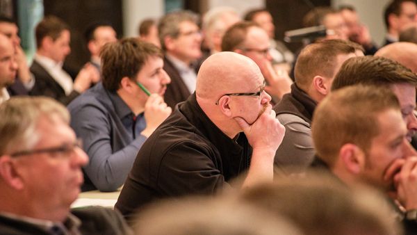 Menschen in Plenum
