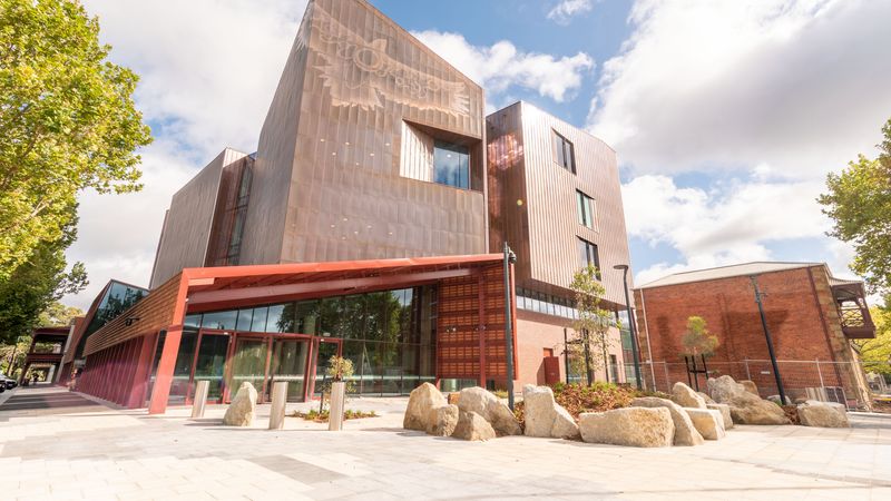 Das Foto zeigt eine Kupferfassade.