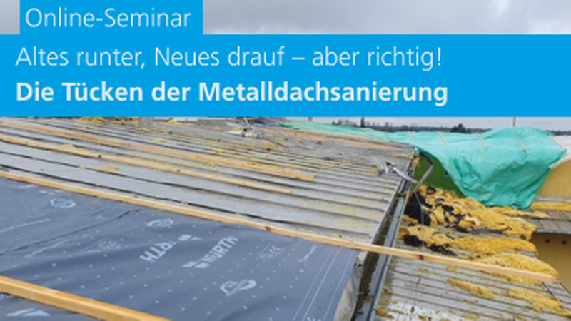 Ein teilweise saniertes Metalldach mit Abdeckungen und Isoliermaterialien, das die Herausforderungen der Metalldachsanierung zeigt.