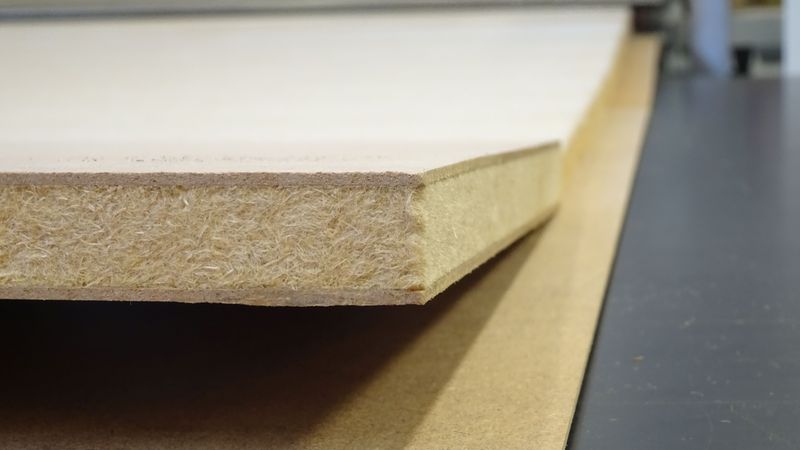 Eine Nahaufnahme einer Platte, die die Struktur und Dicke des Materials zeigt.