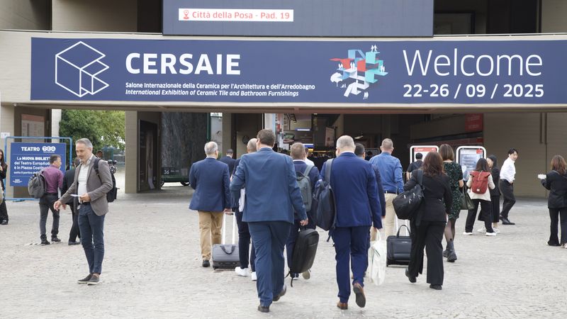 Besucher betreten den Eingang der Cersaie Messe 2025 in Bologna, Italien.