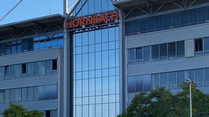 Foto des Hauptsitzes von Hornbach mit moderner Glasfassade und Firmenlogo.