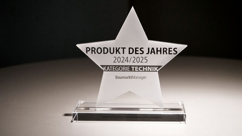 Eine sternförmige Auszeichnung mit der Aufschrift "Produkt des Jahres 2024/2025" in der Kategorie Technik von BaumarktManager, auf einem dunklen Hintergrund präsentiert.