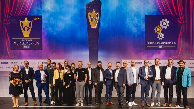 Abbildung der Sieger des Deutschen Metallbaupreises und Feinwerkmechanikpreises 2025. Damen und Herren in festlicher Kleidung und strahlend.