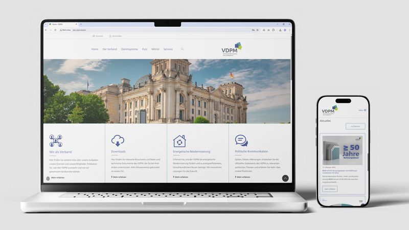 Ein Laptop und ein Smartphone zeigen die Webseite des VDPM mit dem Hauptmotiv eines historischen Gebäudes.