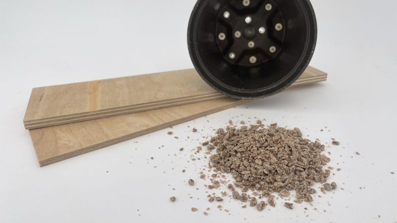 Sperrholzplatten und geschreddertes Sperrholz aus dem Projekt „BioReply“.
