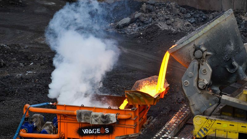 Die Pilotanlage kühlt schmelzflüssige Elektroofenschlacke per Wassergranulation rasch ab und erzeugt so Schwarzen Hüttensand.