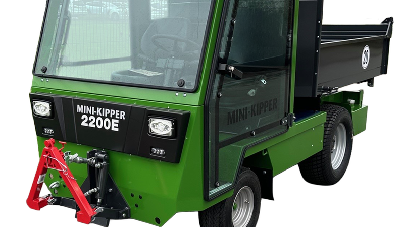 Ein grüner Mini-Kipper 2200E mit geschlossener Kabine und Ladefläche, ideal für den Einsatz in der Landwirtschaft oder im Bauwesen.