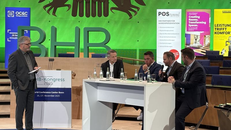 Eine Paneldiskussion beim BHB-Kongress 2025 im World Conference Center Bonn mit mehreren Teilnehmern auf der Bühne.