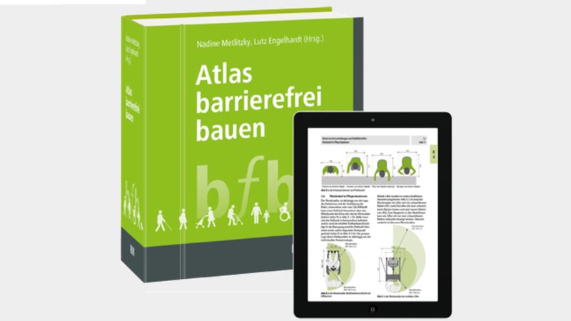 Das Bild zeigt das Buch "Atlas barrierefrei bauen" neben einem Tablet, das eine Seite des Buches anzeigt.