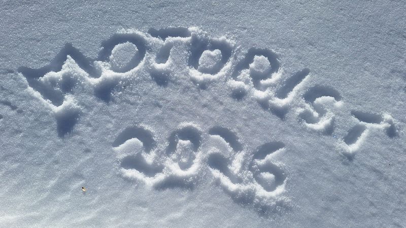 Ein Schriftzug im Schnee mit den Worten "MOTORIST 2026".