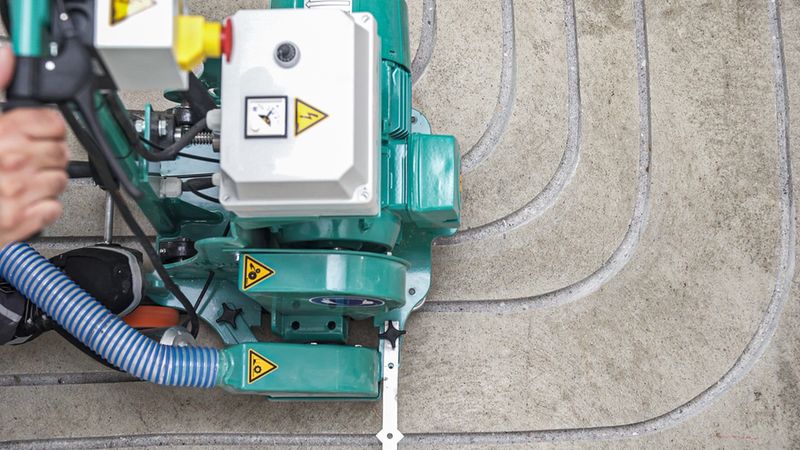 Fräsmaschine im Einsatz.