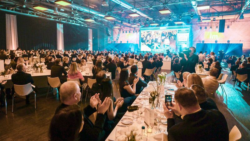 imAward 2025 mit zahlreichen Gästen, die an elegant gedeckten Tischen sitzen und auf eine Bühne blicken.