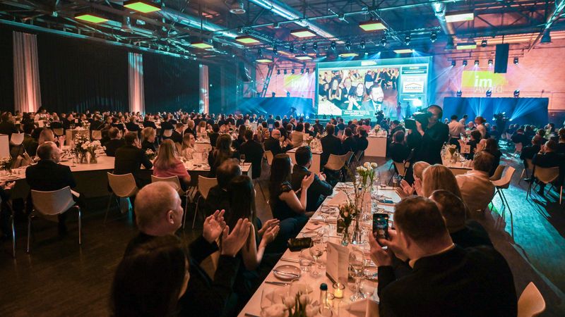 imAward 2025 mit zahlreichen Gästen, die an elegant gedeckten Tischen sitzen und auf eine Bühne blicken.