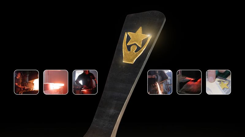 Die Trophäe des Deutschen Metallhandwerkspreises vor einem jubelnden Publikum, umgeben von Bildern des Herstellungsprozesses.