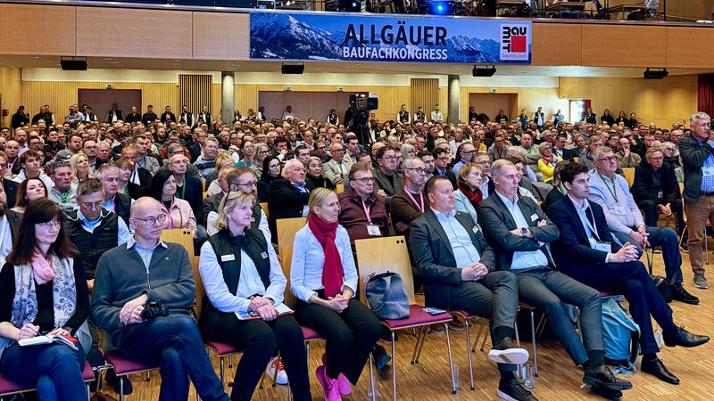 Ein vollbesetzter Konferenzsaal beim Allgäuer Baufachkongress mit zahlreichen Teilnehmern, die aufmerksam der Präsentation folgen.