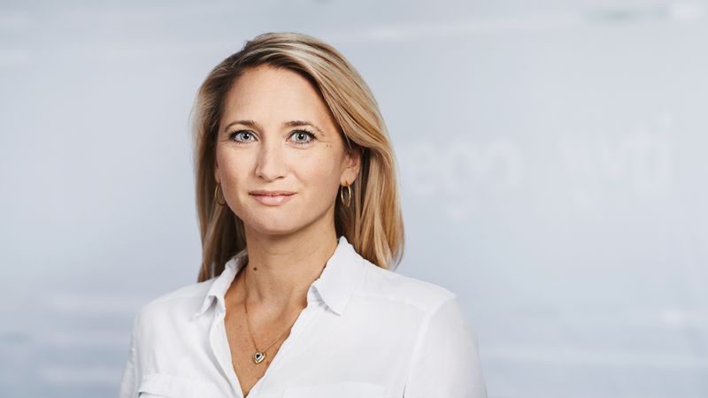 Porträt der neuen Wego-Verkaufsleiterin Christina Schulz in einem weißen Hemd vor einem neutralen Hintergrund.