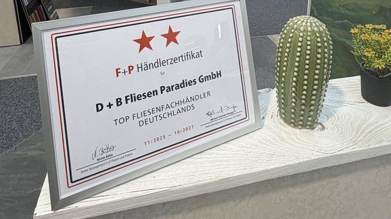 Ein Ausstellungsraum eines Fliesenfachhändlers mit einem Zertifikat im Vordergrund.