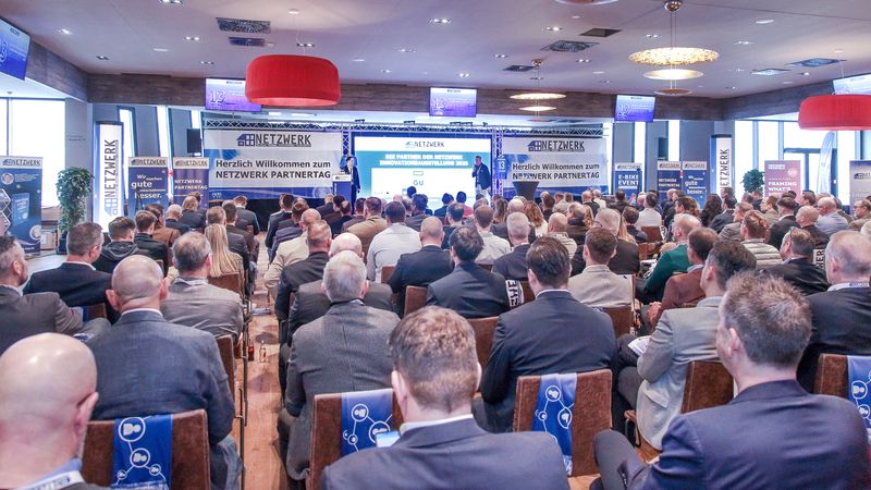 Eine große Konferenz mit zahlreichen Teilnehmern, die an einem Netzwerk-Partnertag teilnehmen.