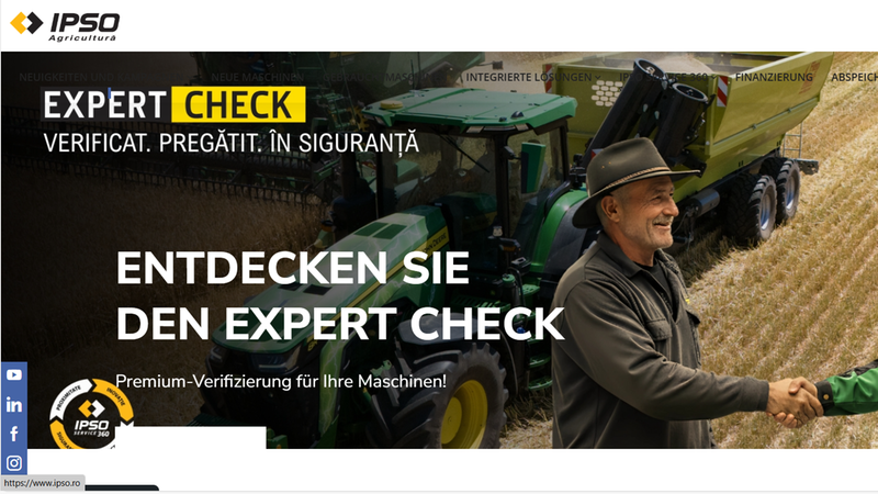 Ein Landwirt und ein Experte schütteln sich die Hände vor einem Traktor auf einem Feld, um den Expert Check zu feiern.