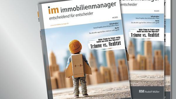 Ein Kind mit einem Karton-Flugzeug steht vor einer verschwommenen Stadtsilhouette und symbolisiert Träume und Realität.