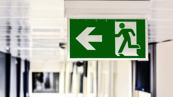 Fluchtwegschild in einem Flur