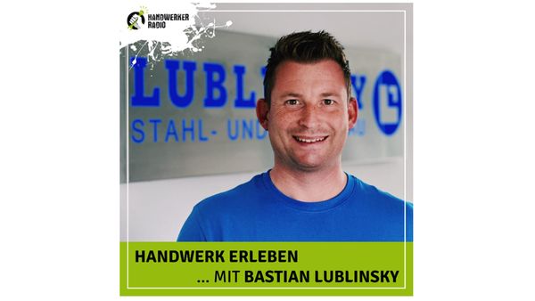 Ein Mann in einem blauen T-Shirt steht vor einem Schild mit der Aufschrift "Lublinsky".