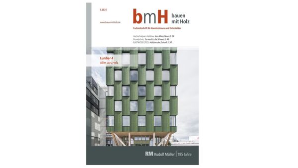 Das Titelbild der Fachzeitschrift "Bauen mit Holz" zeigt ein modernes Gebäude mit grüner Holzfassade.