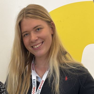 Das Bild einer lächelnden Frau