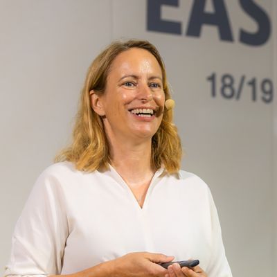 Eine Frau hält einen Vortrag auf der EASTWOOD Konferenz in Leipzig im September 2025.