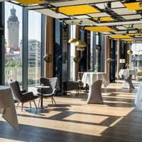 Moderne Eventlocation in Leipzig mit Blick auf die Stadt.