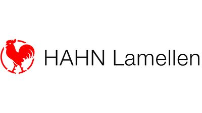 Das Bild zeigt das Logo der HAHN Lamellenfenster GmbH mit einem roten Hahn als Hauptmotiv.