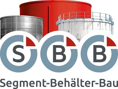 Das Bild zeigt das Logo von Segment-Behälter-Bau mit drei großen, industriellen Tanks im Hintergrund.