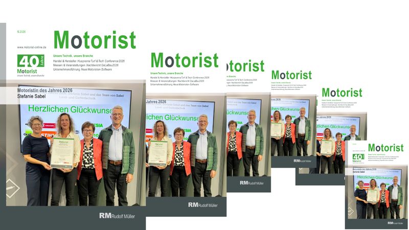 Eine Gruppe von vier Personen posiert bei einer Preisverleihung der Auszeichnung "Motoristin des Jahres 2026" für das Fachmagazin Motorist. Stefanie Sabel steht in der Mitte und hält eine Urkunde, während sie von Kollegen des Teams Sabel Land- und Gartentechnik begleitet wird.