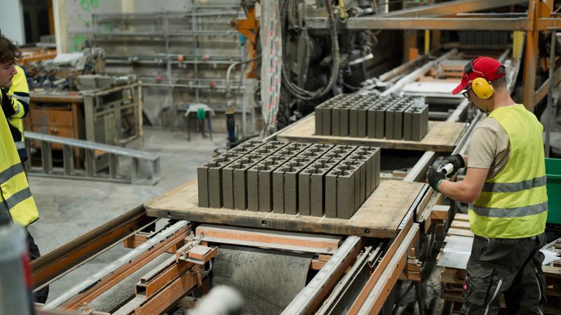 Arbeiter in einer Fabrik bei der Produktion von Sembla-Mauerwerk.