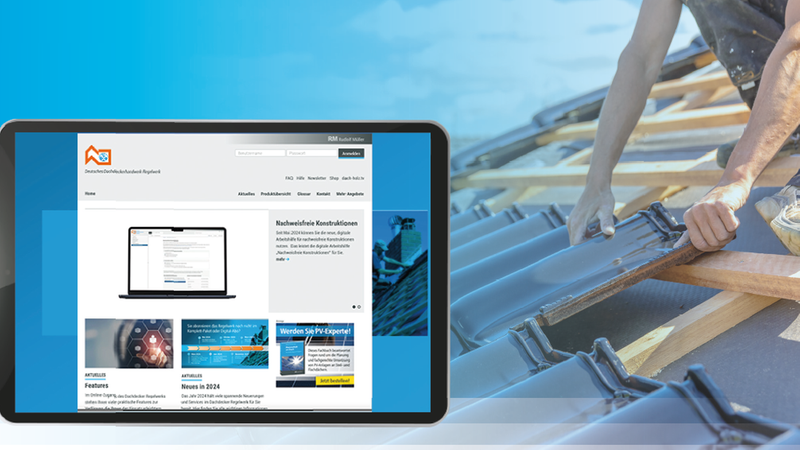 Ein Tablet mit einer Webseite über Dachdeckerarbeiten, daneben ein Dachdecker, der Dachziegel verlegt.