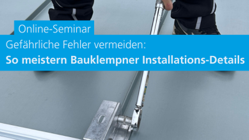 Ein Handwerker bei der Installation von Bauklempner-Details auf einem Metalldach.