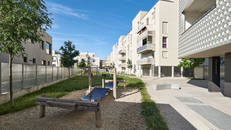 moderne Wohnsiedlung mit Spielplatz