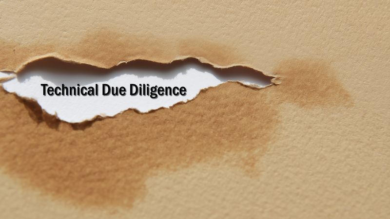 Ein Stück Papier mit einem Riss, durch den die Worte "Technical Due Diligence" sichtbar werden.