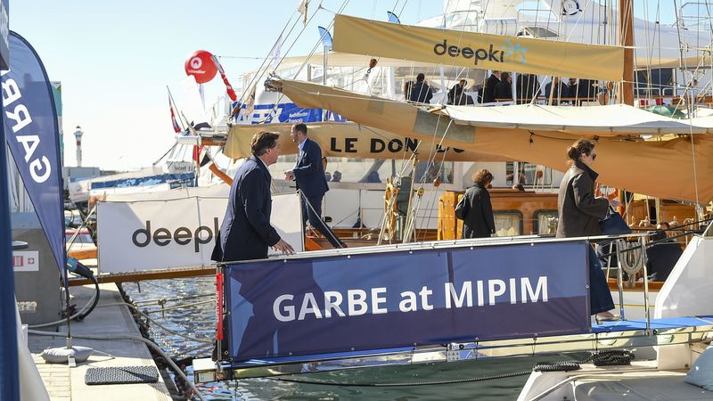 Menschen betreten eine Yacht bei einer Veranstaltung während der MIPIM in Cannes.