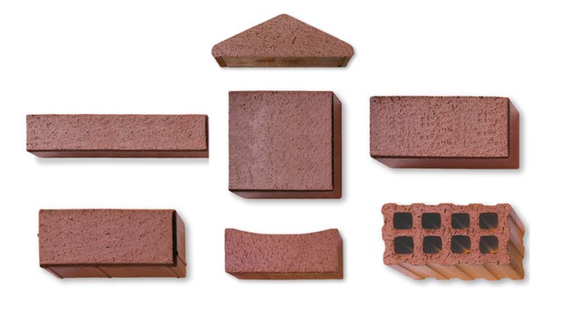 Eine Sammlung von verschiedenen Pflasterklinkern in unterschiedlichen Formen und Größen auf weißem Hintergrund.