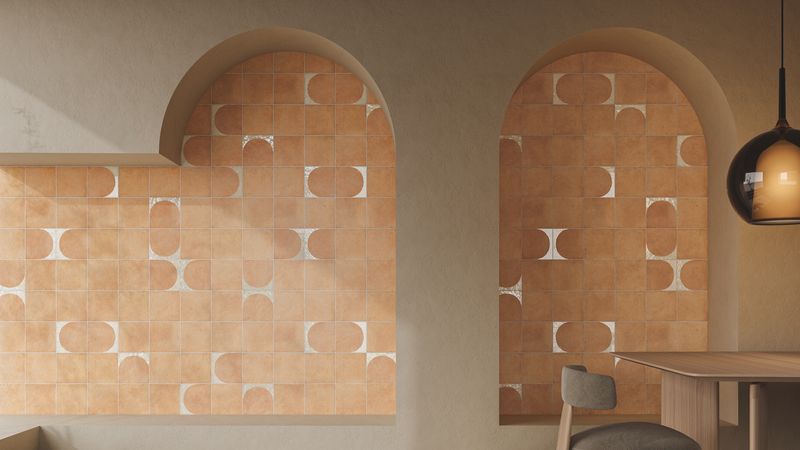 Ein moderner Innenraum mit stilvollen Keramikfliesen an der Wand, einem Holztisch und einem Stuhl.