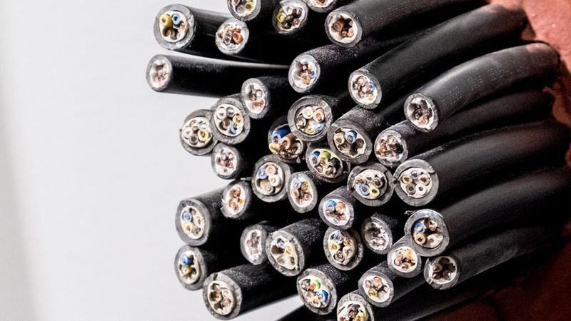 Ein Bündel von elektrischen Kabeln, die eng zusammengebunden sind und deren Enden sichtbar sind.