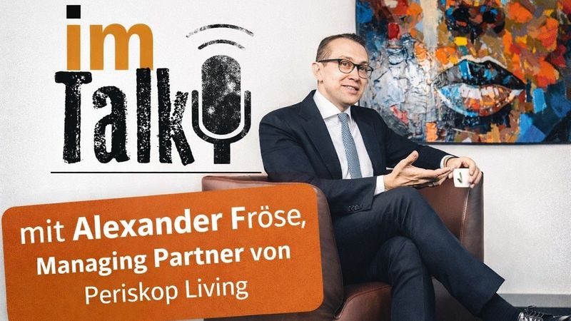Alexander Fröse sitzt auf einem Sofa und spricht in einem Interviewformat namens "im Talk".